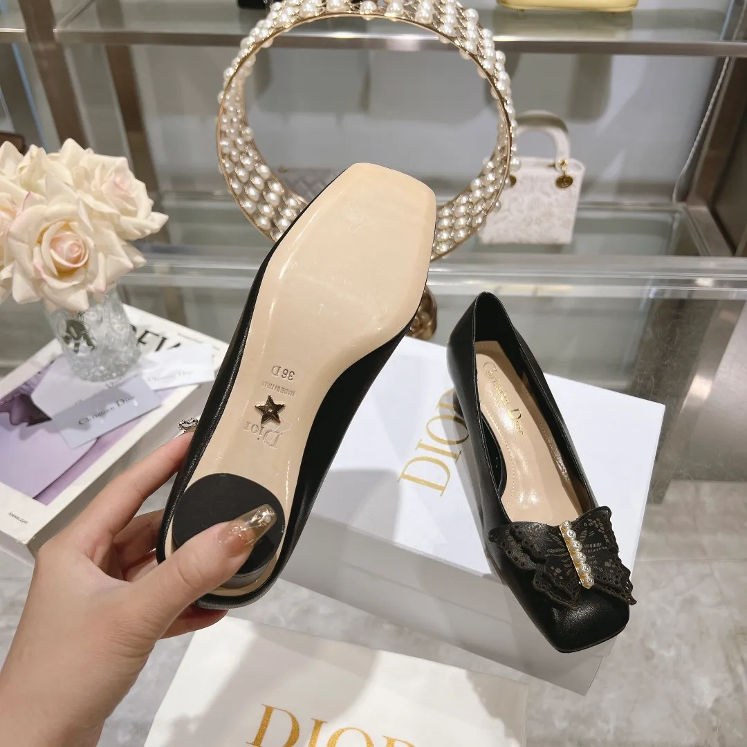 👟👟Ex-factory price 560👟👟 2024 early spring new style ◼️Dior ◼️Dior spring and summer latest fashion show haute couture series sandals Bow Mary Jane ——— Ldylle retro Roman style doll women's sandals CD pearl five metal buckle bow low-heeled women's single shoes Original development top high-end version Material: imported cow patent leather upper + water-dyed sheepskin lining + original molded pearl buckle + Italian genuine leather outsole Size: 34-40 (34.40. Customization is non-refundable and non-exchangeable) Heel height: 4.5cm 8.5cm